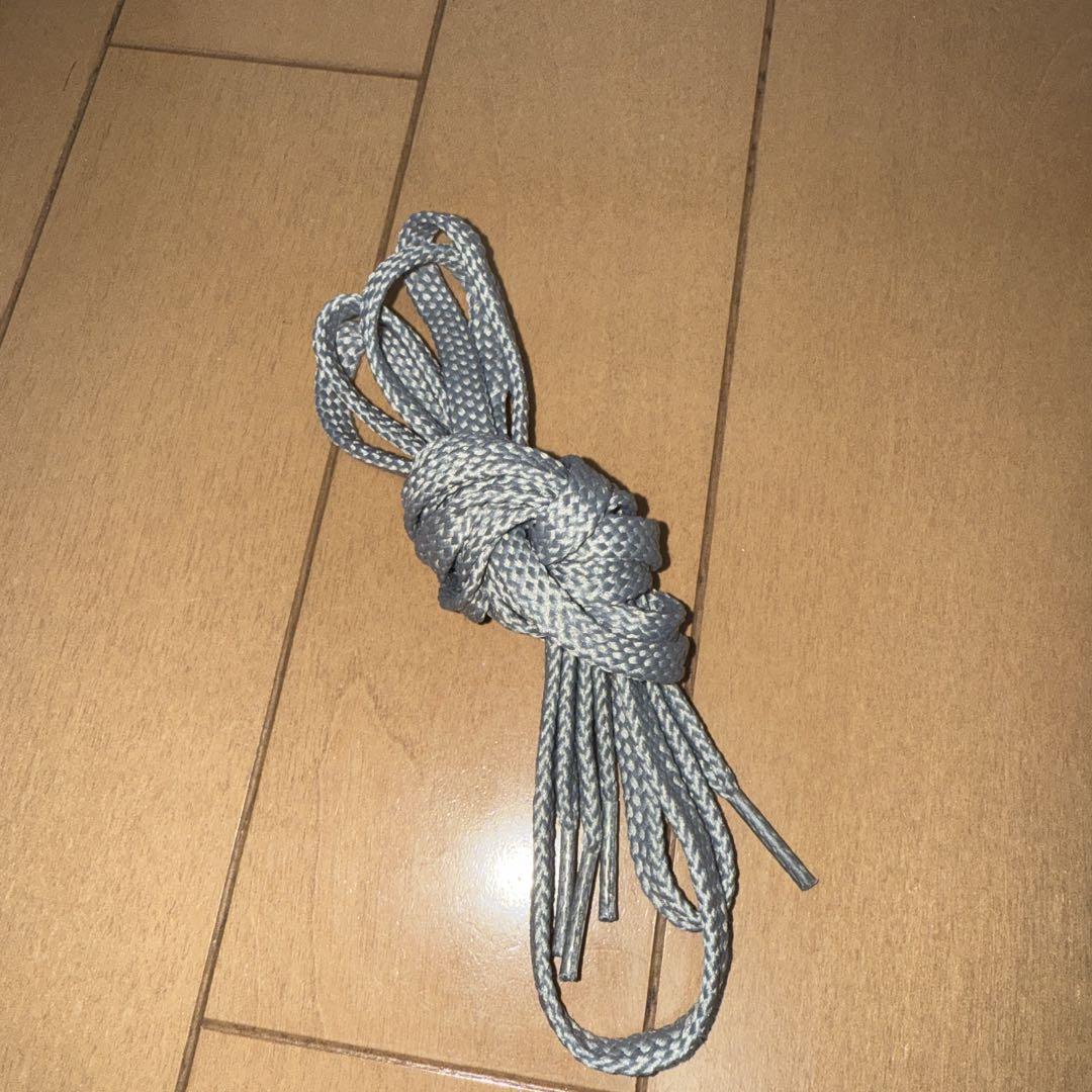 グレー