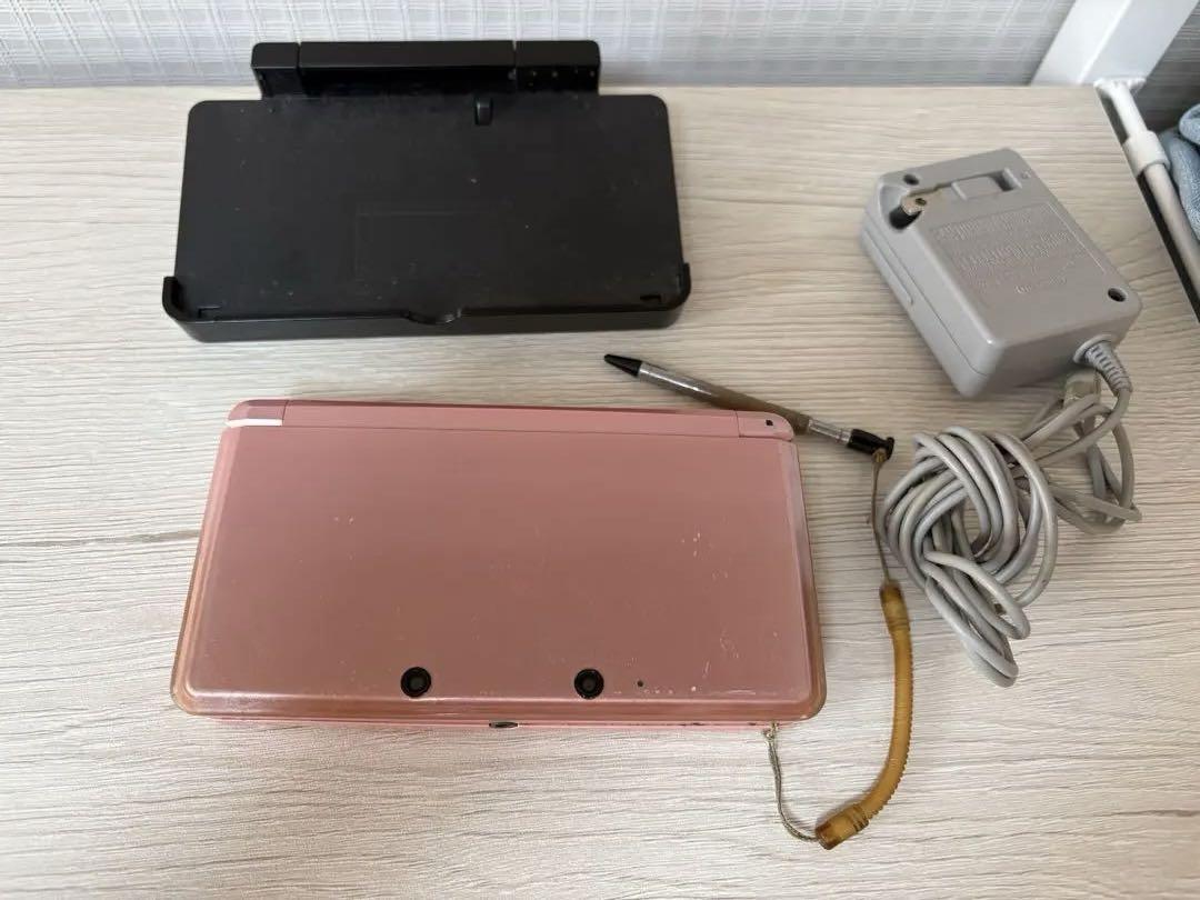 Nintendo 3DS ピンク 本体と充電器＋2つのカセット