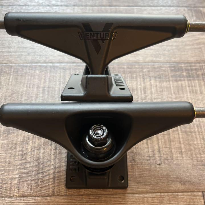 ピックアップ特集 VENTURE TRUCK Black Shadow 5.25 HI ベンチャー