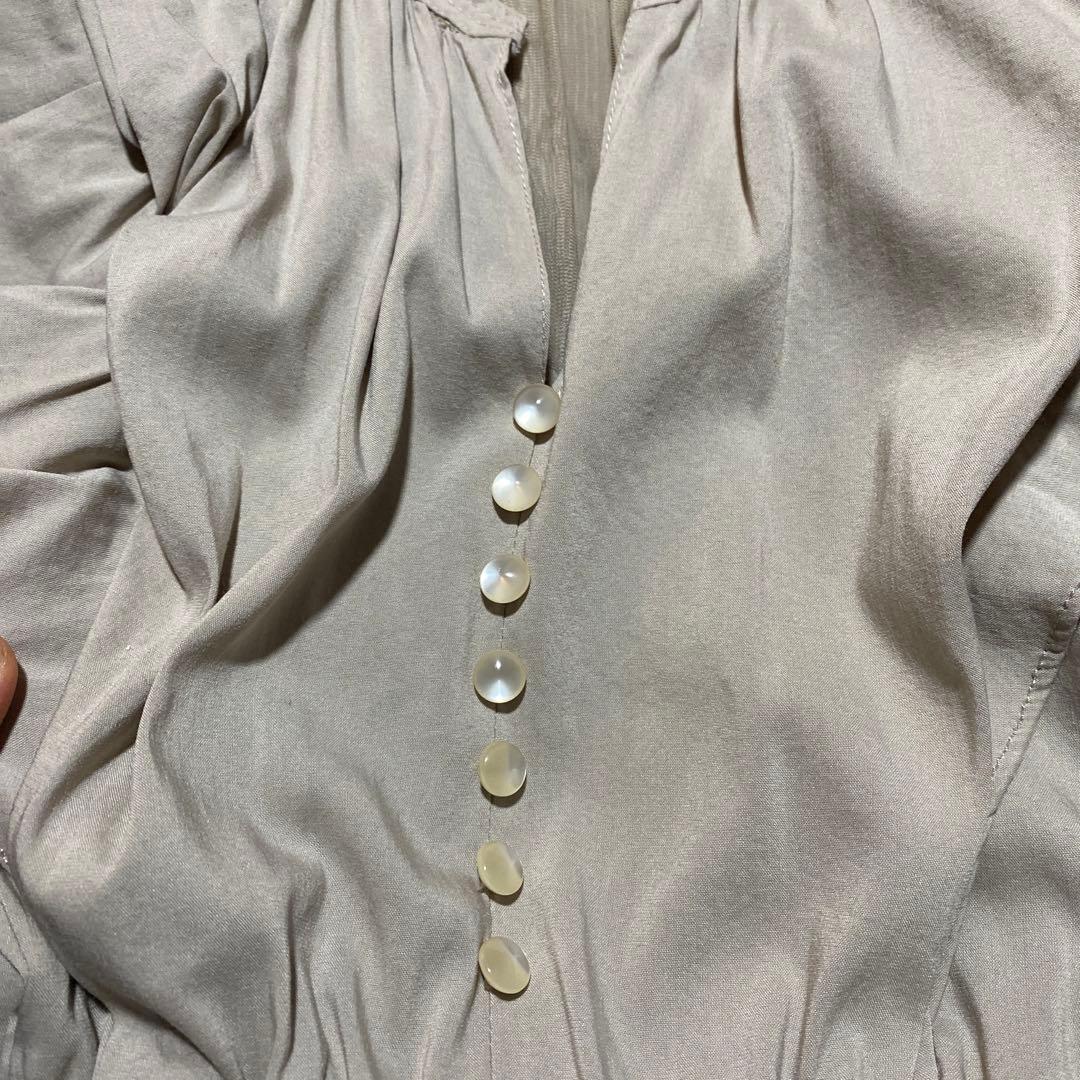 最終値下げ○ココディール　フリルスリーブティアードワンピース　ベージュ｜日常向け・初心者向け向け 正規店 送料無料 柄···無地季節···春夏汚れ・破れ・臭いなど···なしココディー