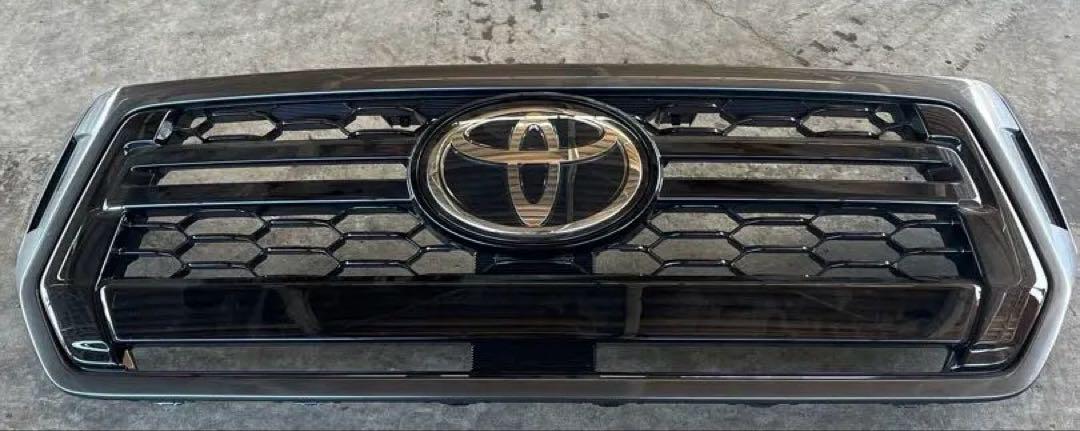 GUN125 TOYOTA ハイラックス　フロントグリル