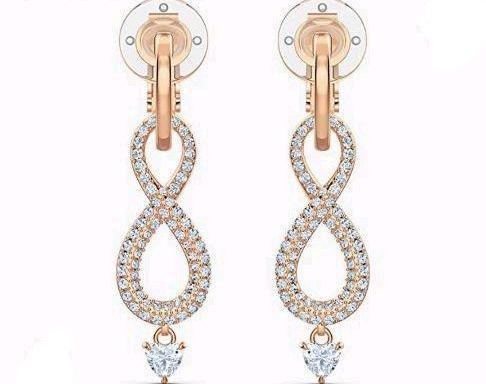 M0226◇未使用に近い SWAROVSKI インフィニティイヤリング