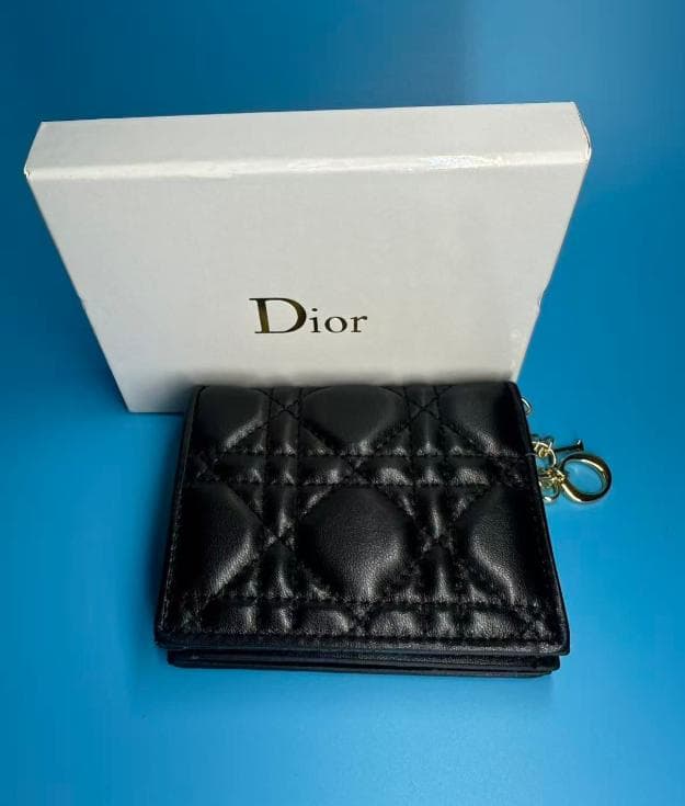 Dior ブラック キルティング 二つ折り財布r目立った傷や汚れなし