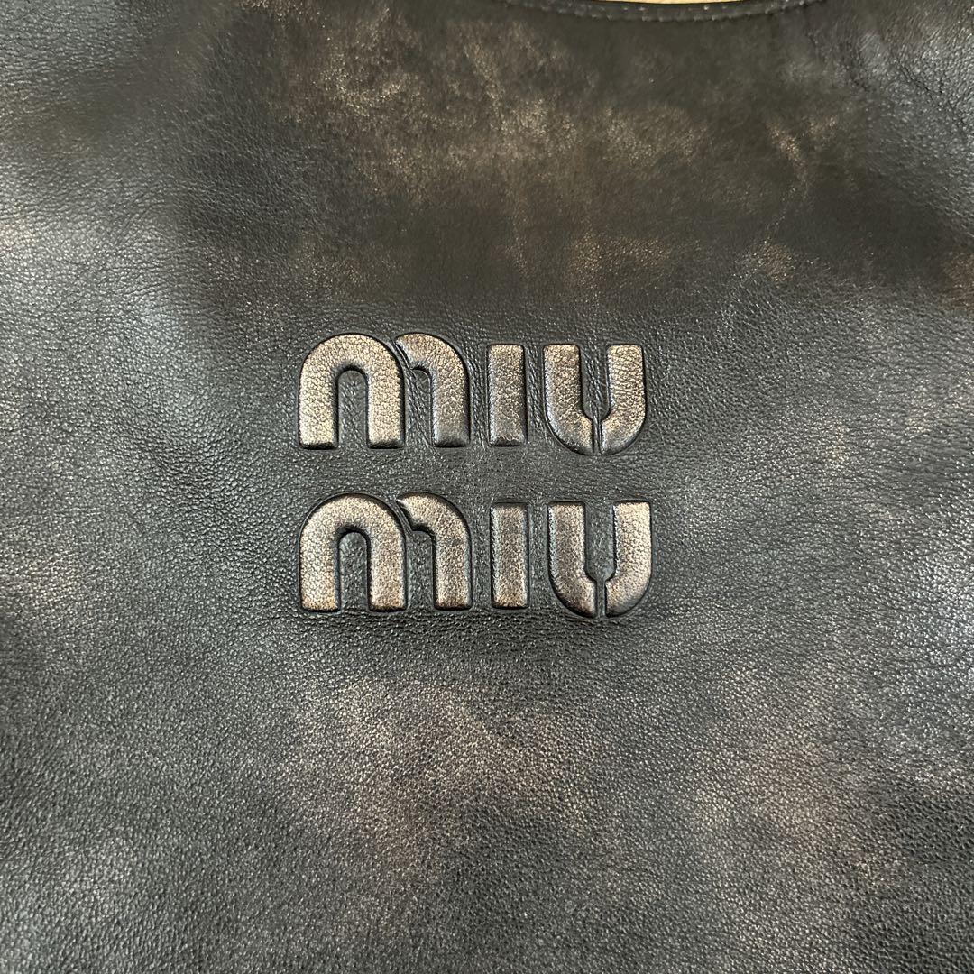 miu miu ロゴ入り ナッパレザー ホーボーバッグ - メルカリ