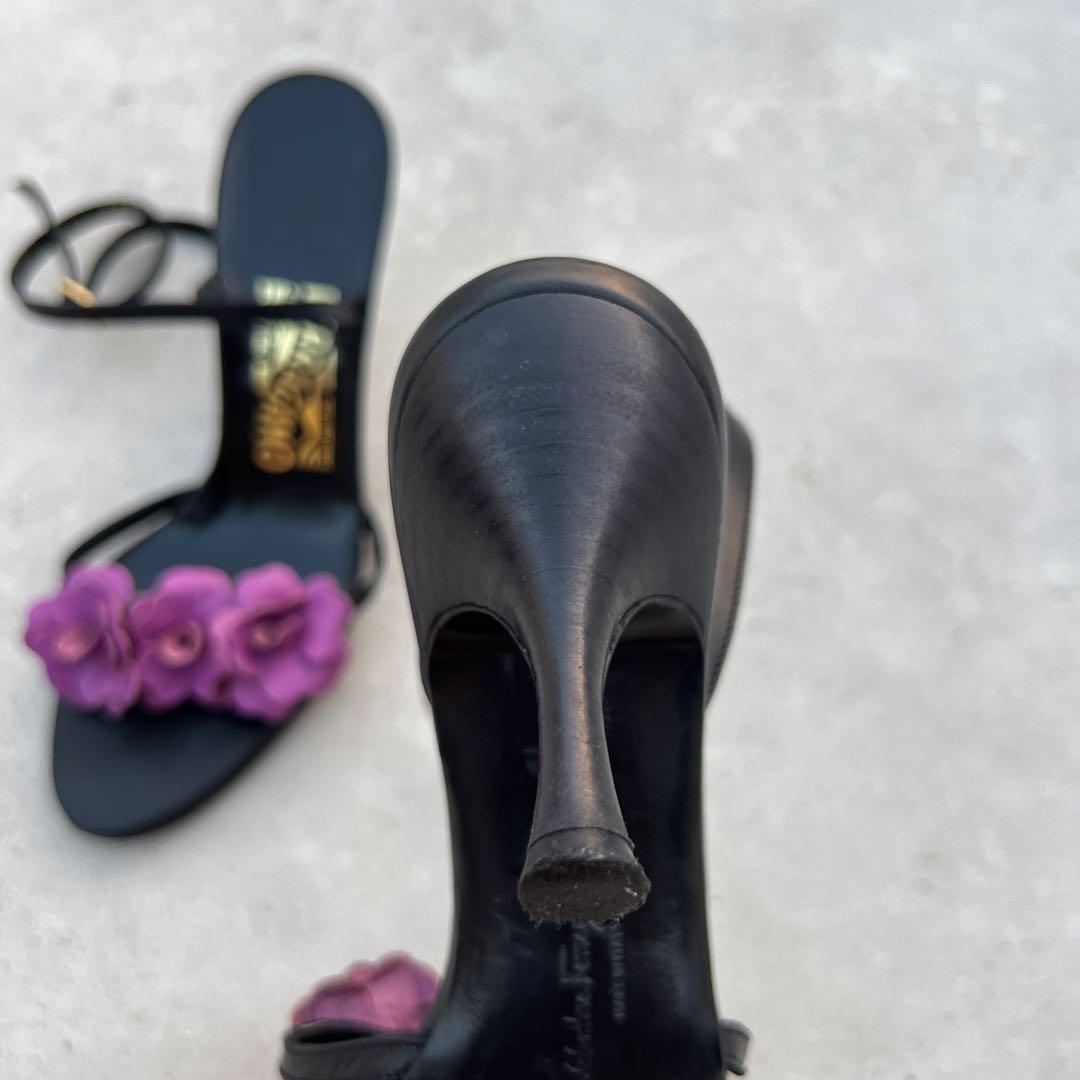 Ferragamo フラワー装飾サンダル 黒/紫