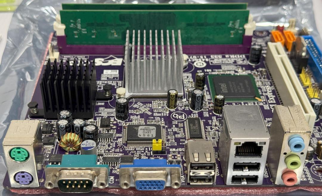 話題の人気 945GCT-D ECS マザーボード メルカリ - メモリ2GB + マザーボード