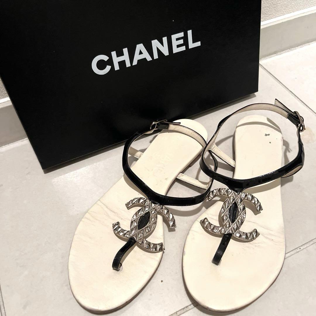 CHANEL ロゴ付きフラットサンダル ホワイト/ブラック 22.5 35ハーフ