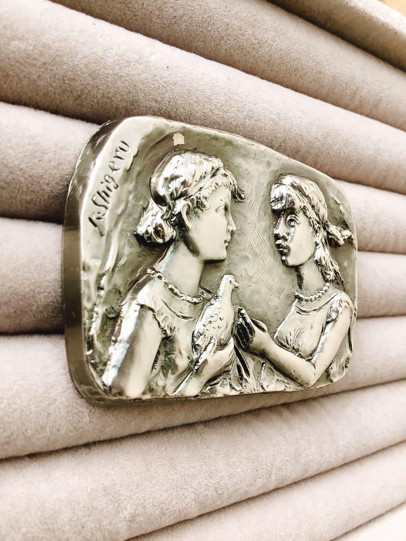 K.Shigeru 刻印】二人の少女 金属 ブローチ 彫刻家 彫金 工芸品