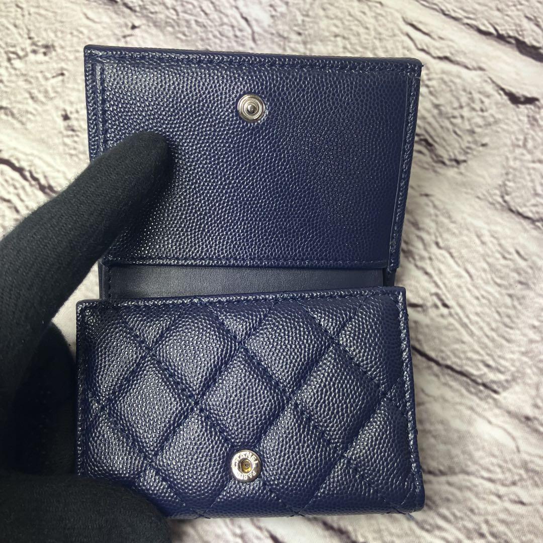 新品✨シャネル 限定ロゴ マトラッセ キャビアスキン コンパクト 三つ折り財布
