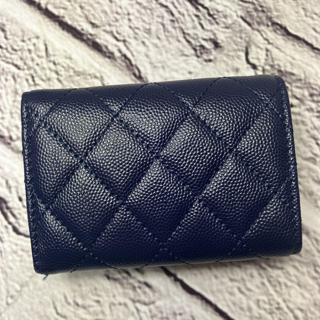 新品✨シャネル 限定ロゴ マトラッセ キャビアスキン コンパクト 三つ折り財布