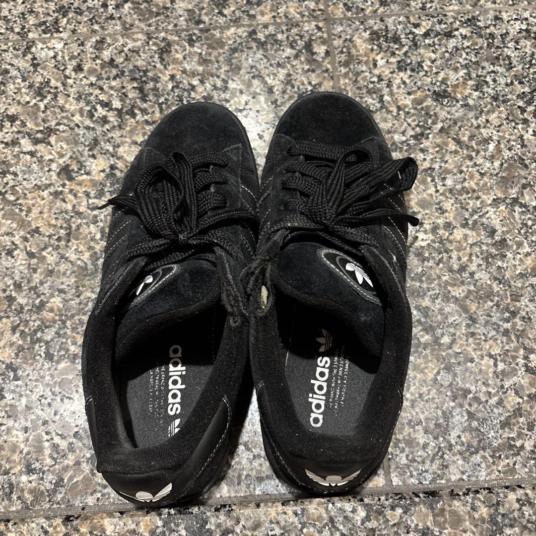 adidas ブラック スエード スニーカー