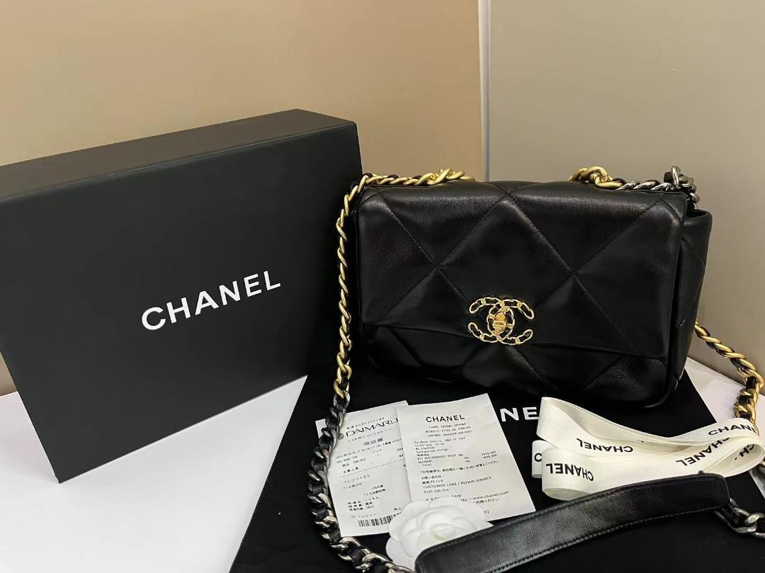 CHANEL ブラック レザー ショルダーバッグ - メルカリ