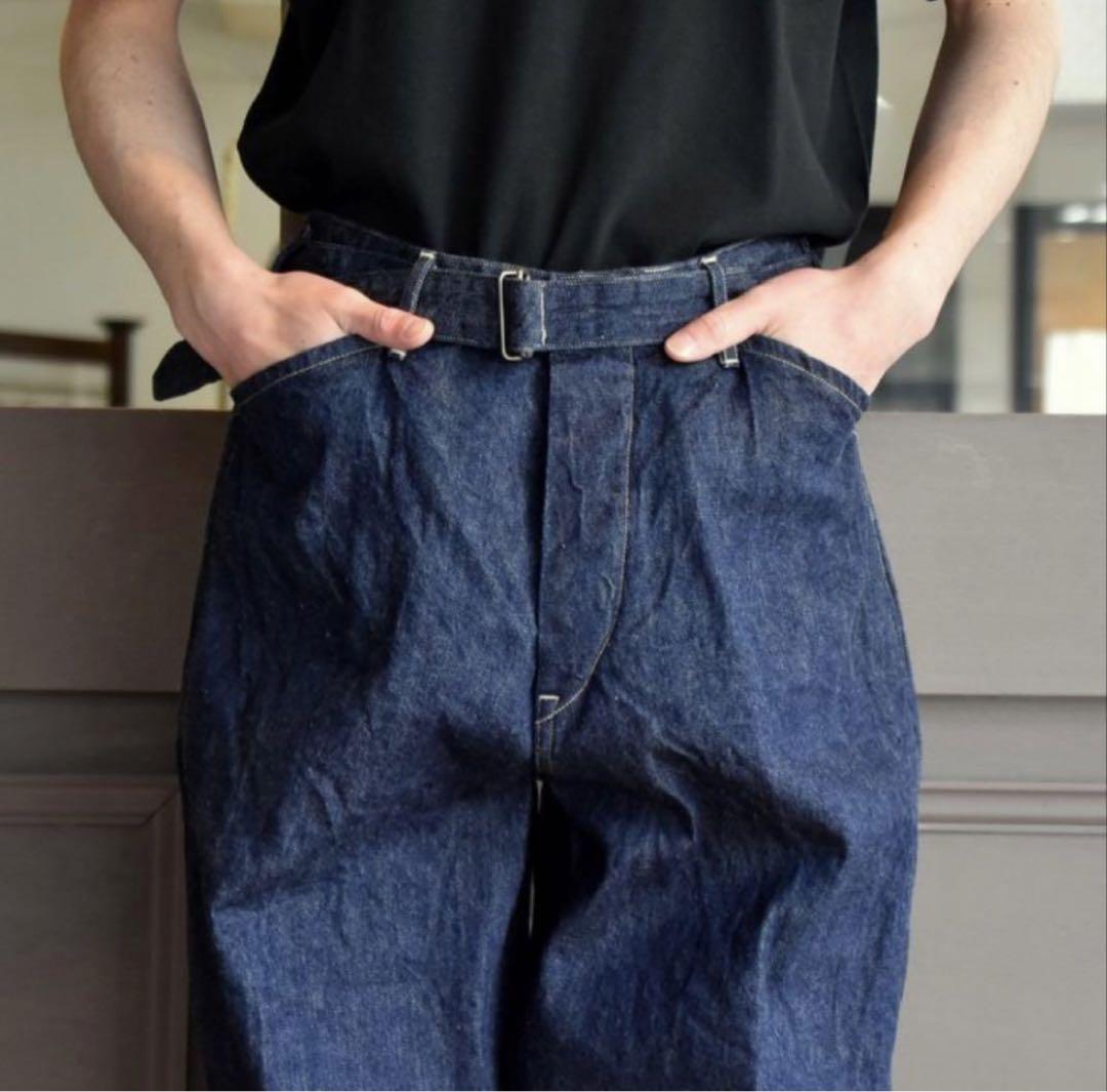 美品 コモリ デニム ベルテッドパンツ ワイドパンツ サイズ2 美品 コモリ デニム ベルテッドパンツ ワイドパンツ サイズ2