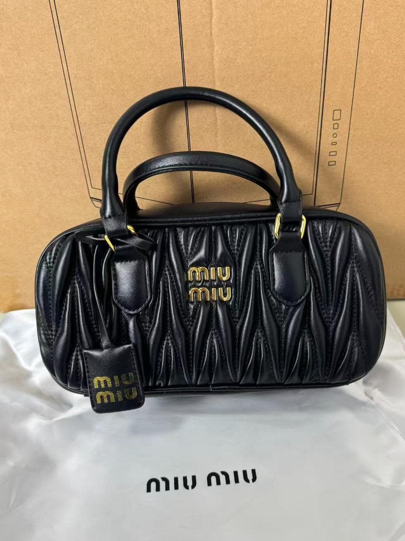 miu miu 黒 レザーハンドバッグ