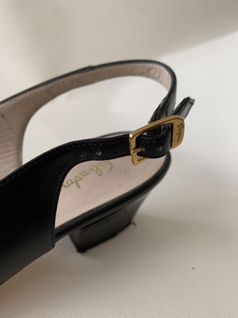 Salvatore Ferragamo VARA バックストラップ革（黒）