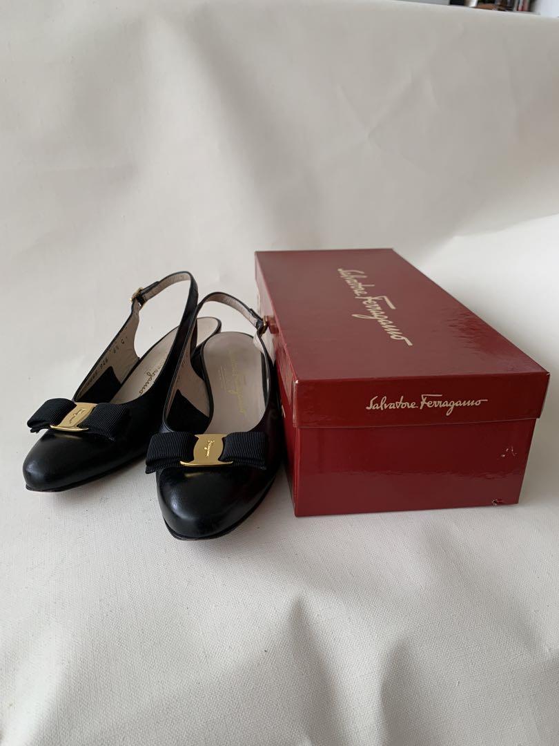 Salvatore Ferragamo VARA バックストラップ革（黒）