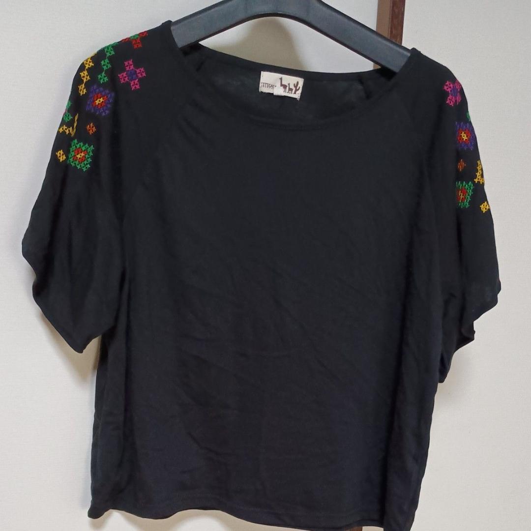 刺繍入りブラッククロップドTシャツ