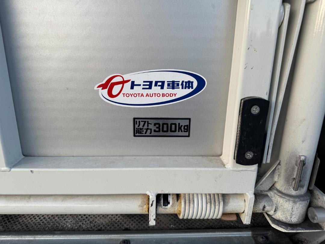 トヨタ　ハイエースバン　ロングDX　4WD