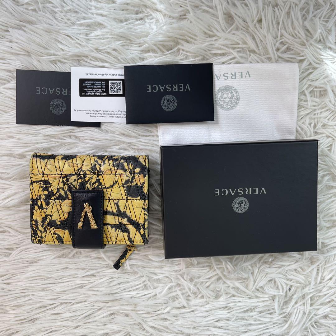 付属品完備✨VERSACE ヴェルサーチ Vロゴ 二つ折り 財布 金具