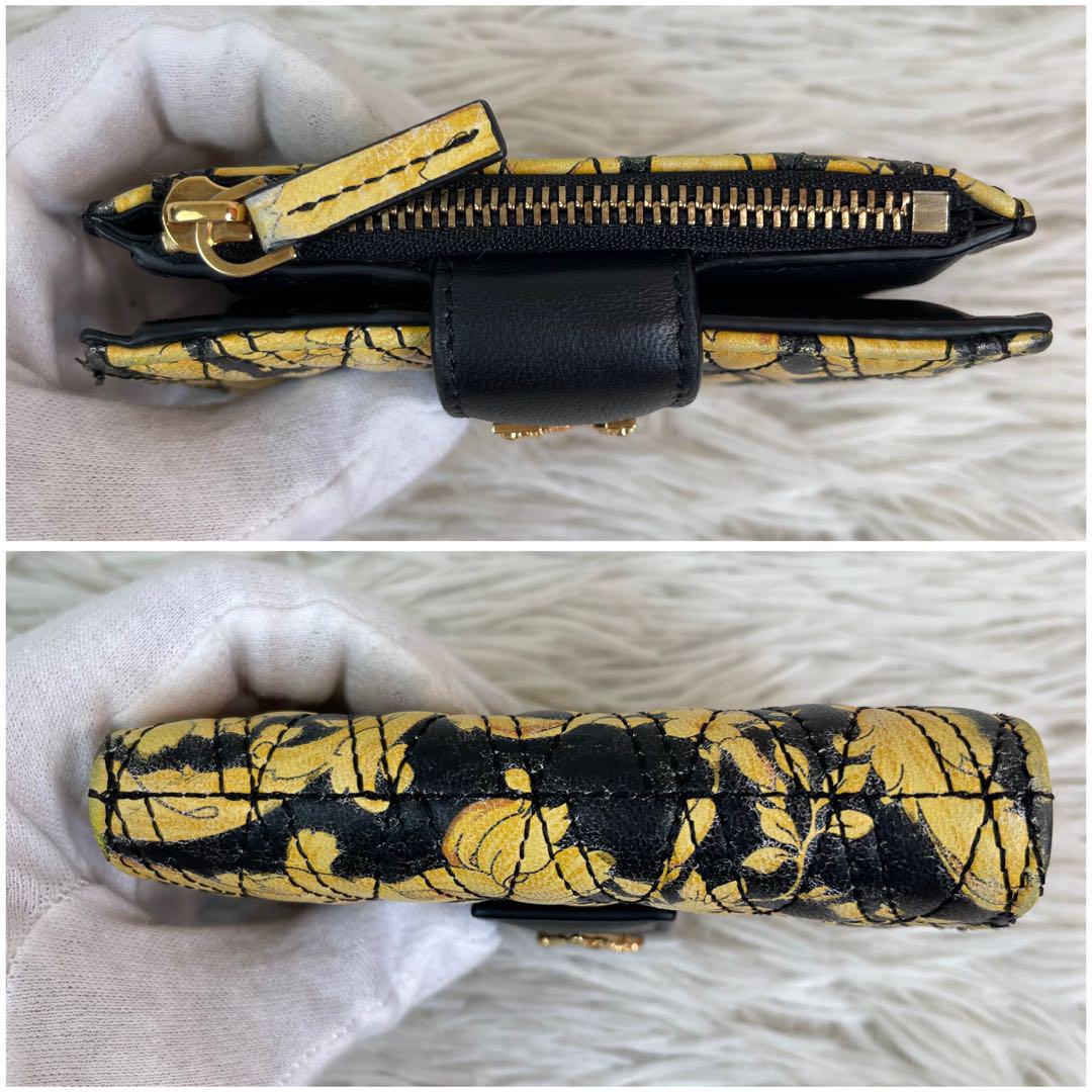 付属品完備✨VERSACE ヴェルサーチ Vロゴ 二つ折り 財布 金具