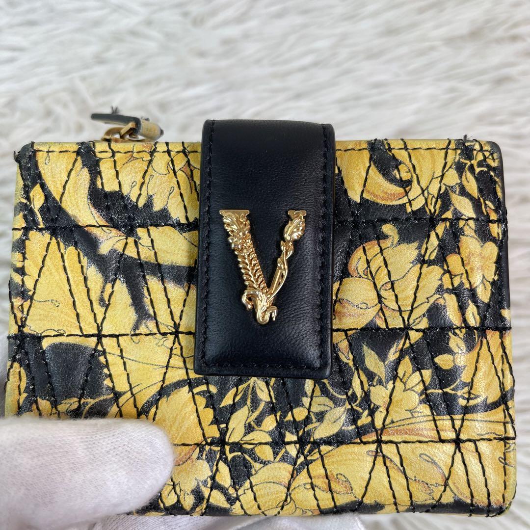 付属品完備✨VERSACE ヴェルサーチ Vロゴ 二つ折り 財布 金具