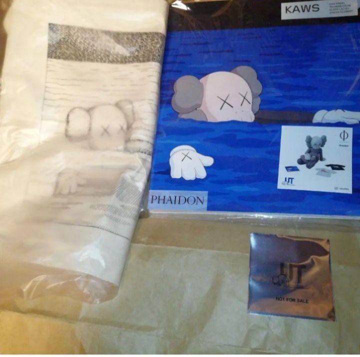 カウズ アートブック トートバックUNIQLO ユニクロ KAWS Tシャツ