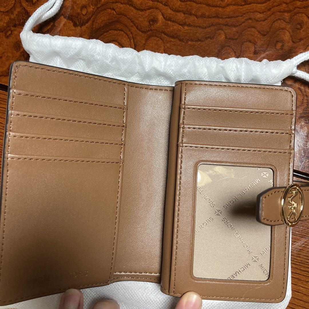 【新品未使用】MICHAEL KORS 二つ折り財布 ブラウン MICHAEL KORS 二つ折り財布 ダークブラウン - メルカリ