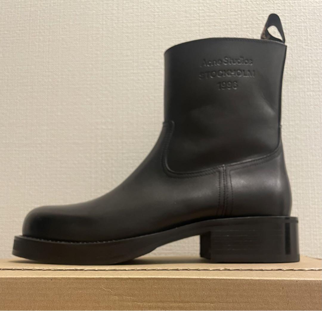 ショッピング買付 Acne Studios ブラック グロッシー レザーブーツ