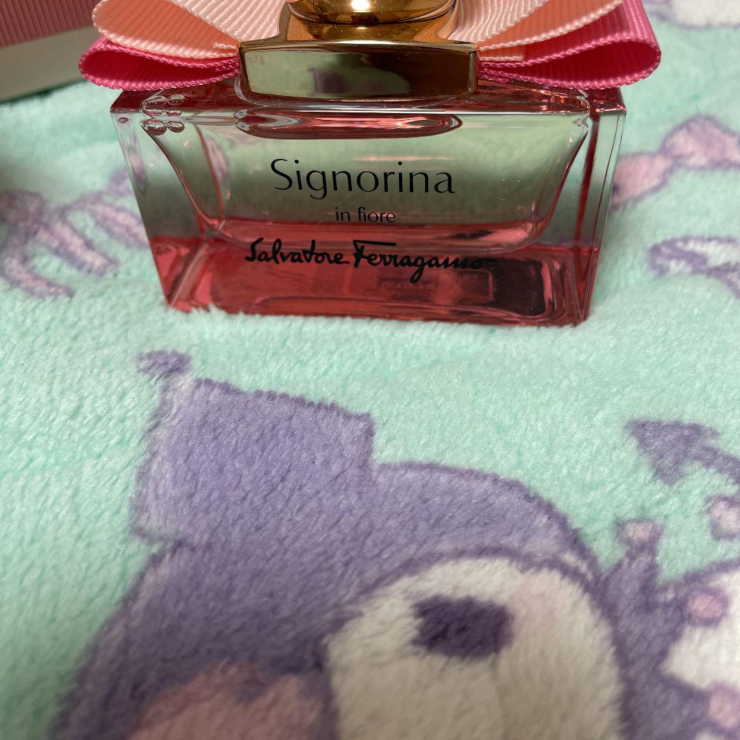 サルヴァトーレ フェラガモ シニョリーナ イン フィオーレオーデトワレ 50ml シニョリーナ イン フィオーレ オーデトワレ / フェラガモ(香水