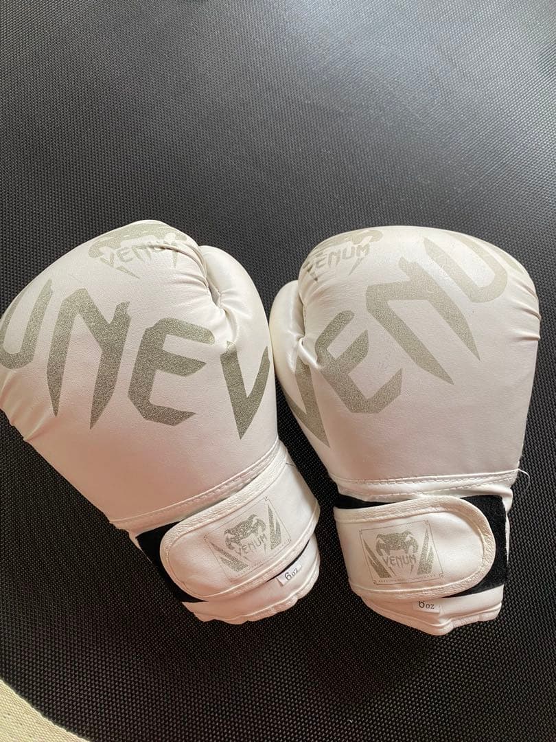 Venum ボクシンググローブ 6oz ホワイト　中古
