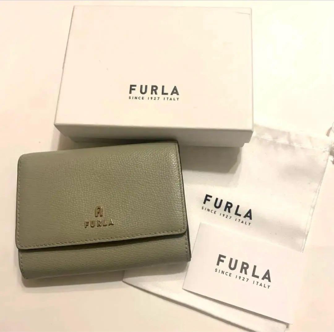 FURLA グレー 二つ折り財布 カメリア M ジップカードケース