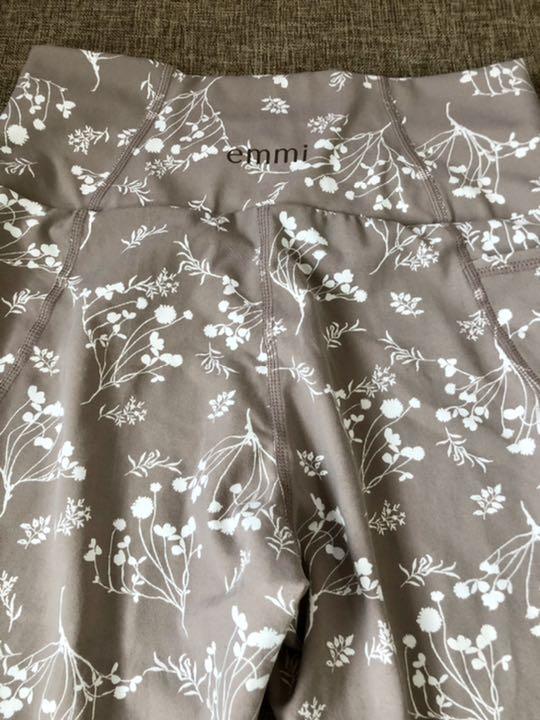 emmiyoga新品⭐️2点セット❣️ ウィンターフラワーレギンス&コラボTシャツ zED1k-m80521659449 超激得通販