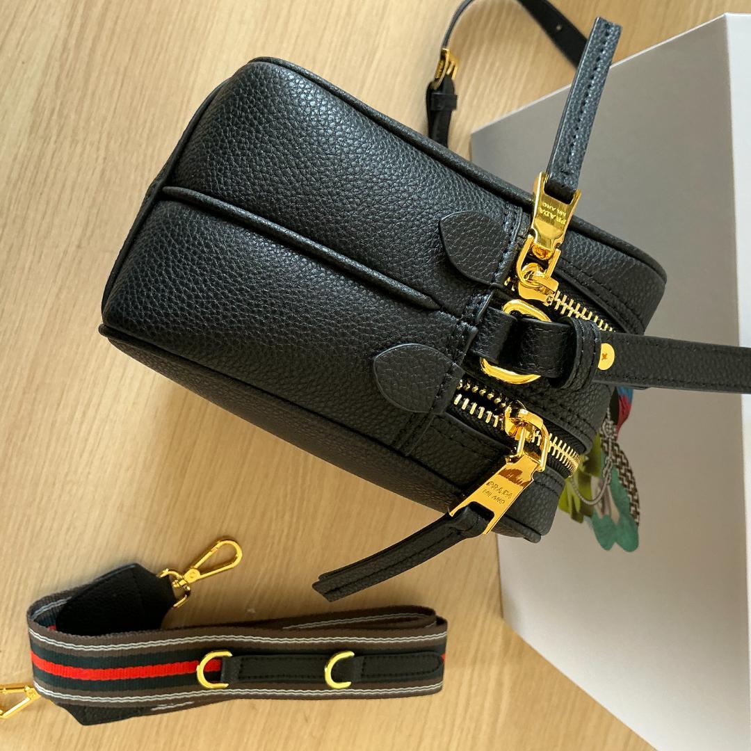 PRADA ブラックョルダーバッグ男女兼用