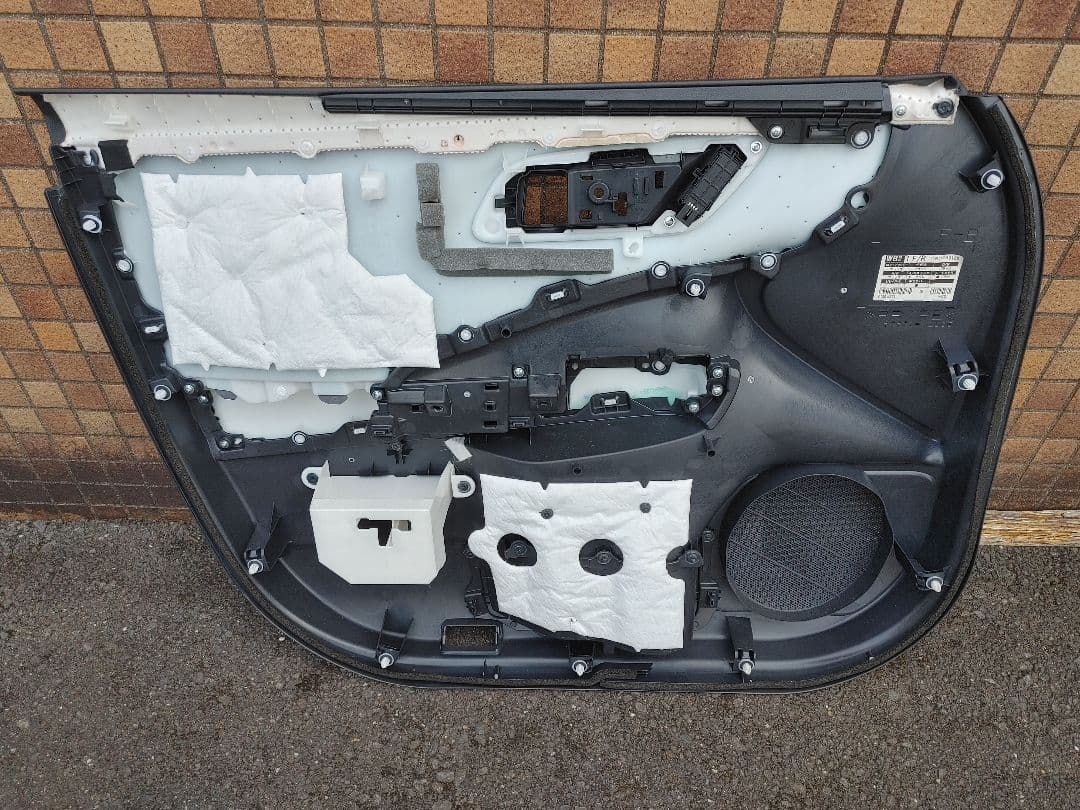 クラウンクロスオーバー純正 運転席 右前 ドアトリム