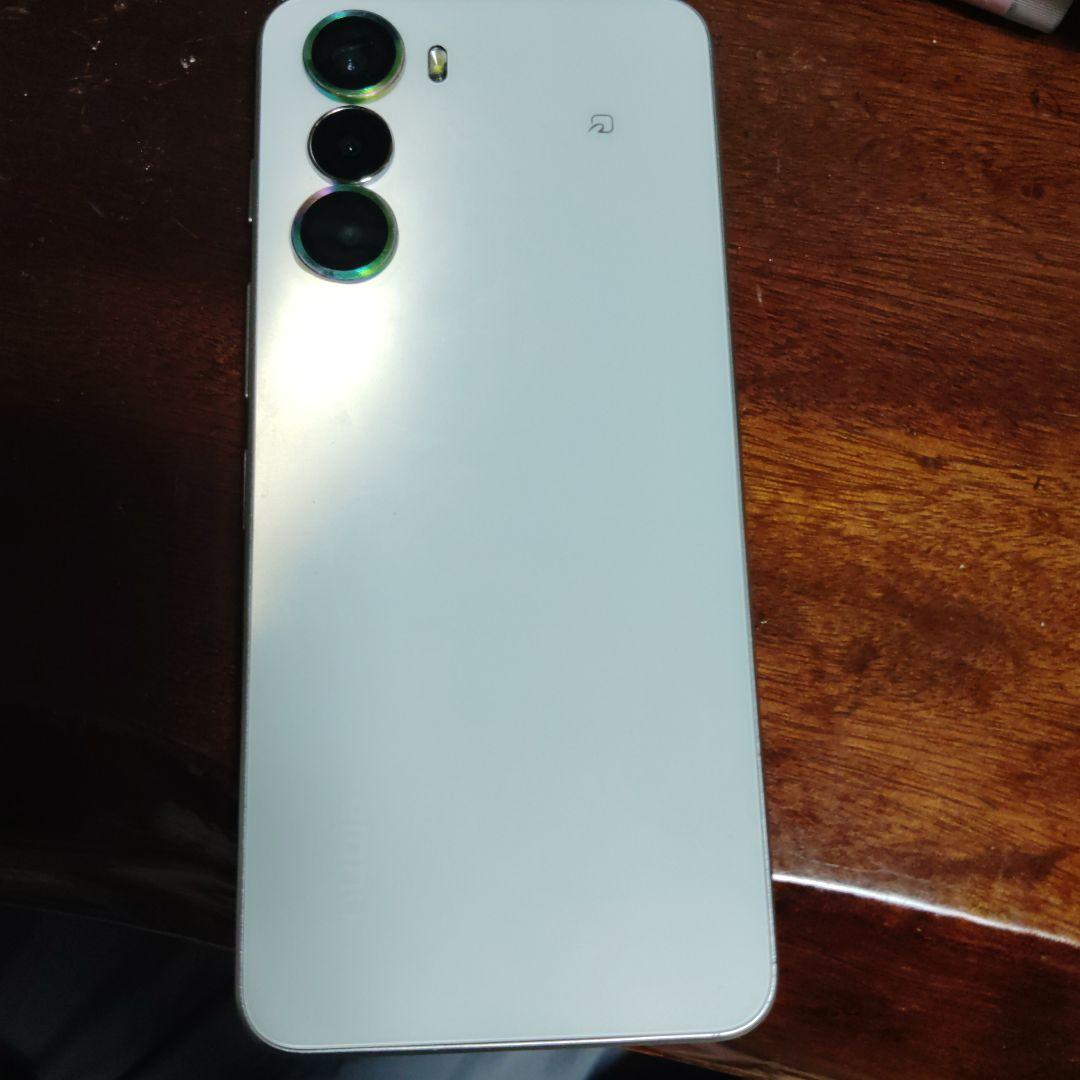 ホワイト 3カメラ スマートフォン本体ジャンク品