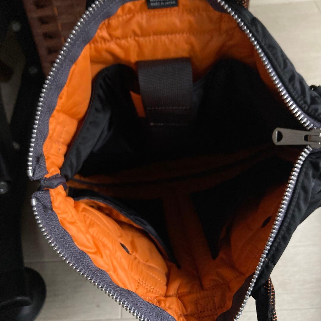 ロゴ入り黒とオレンジのショルダーバッグ ロゴ入り黒とオレンジのショルダーバッグ