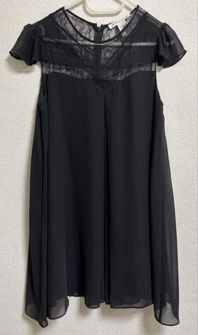 黒いレースディテールのシフォンワンピース