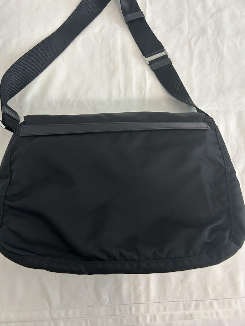 Prada ブラック メッセンジャーバッグ
