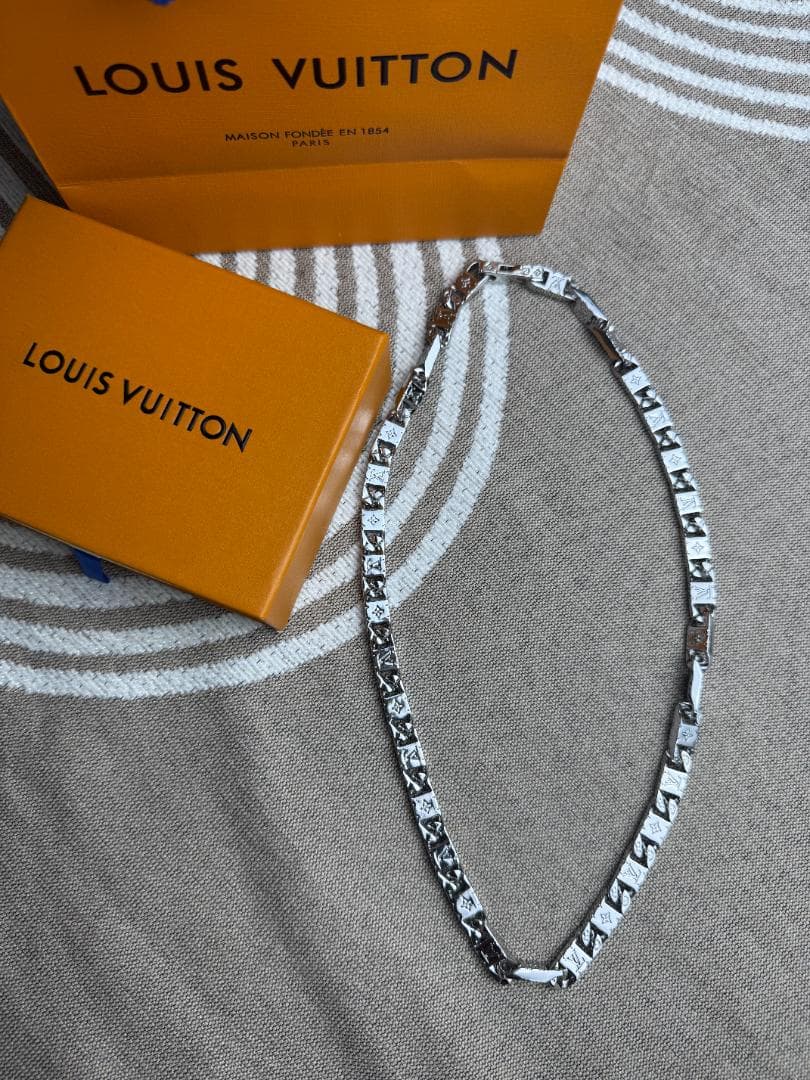 LOUIS VUITTON シルバー ネックレス