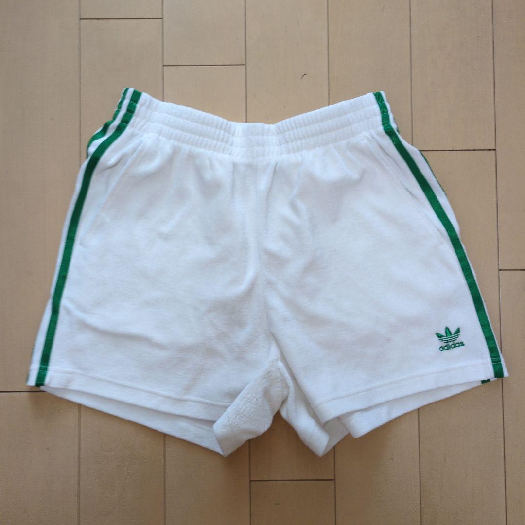 adidas ホワイトショートパンツ グリーンストライプ - メルカリ