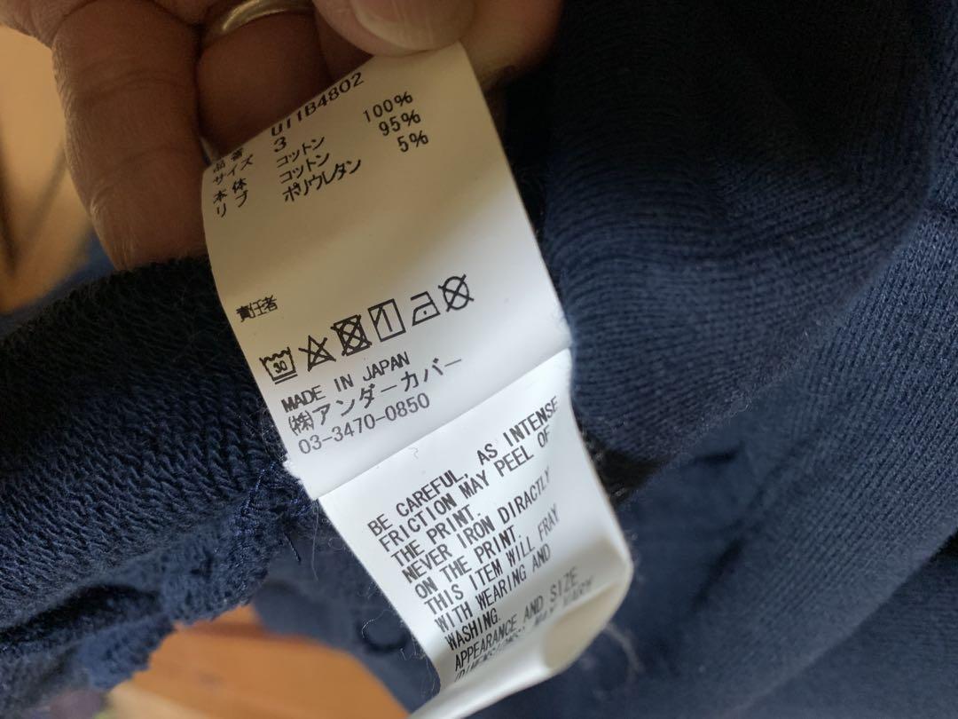 アンダーカバイズムのパーカーになります。