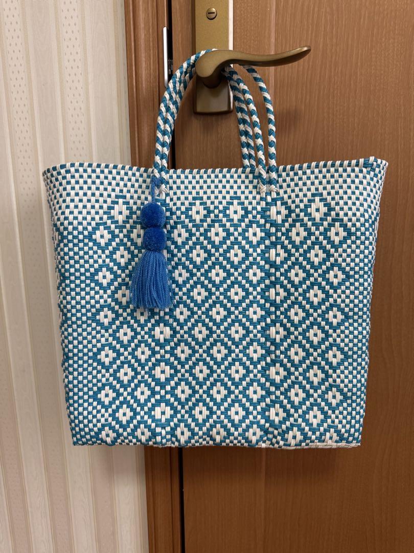 美品 メルカドバッグ ポンポン付き ブルーMサイズ