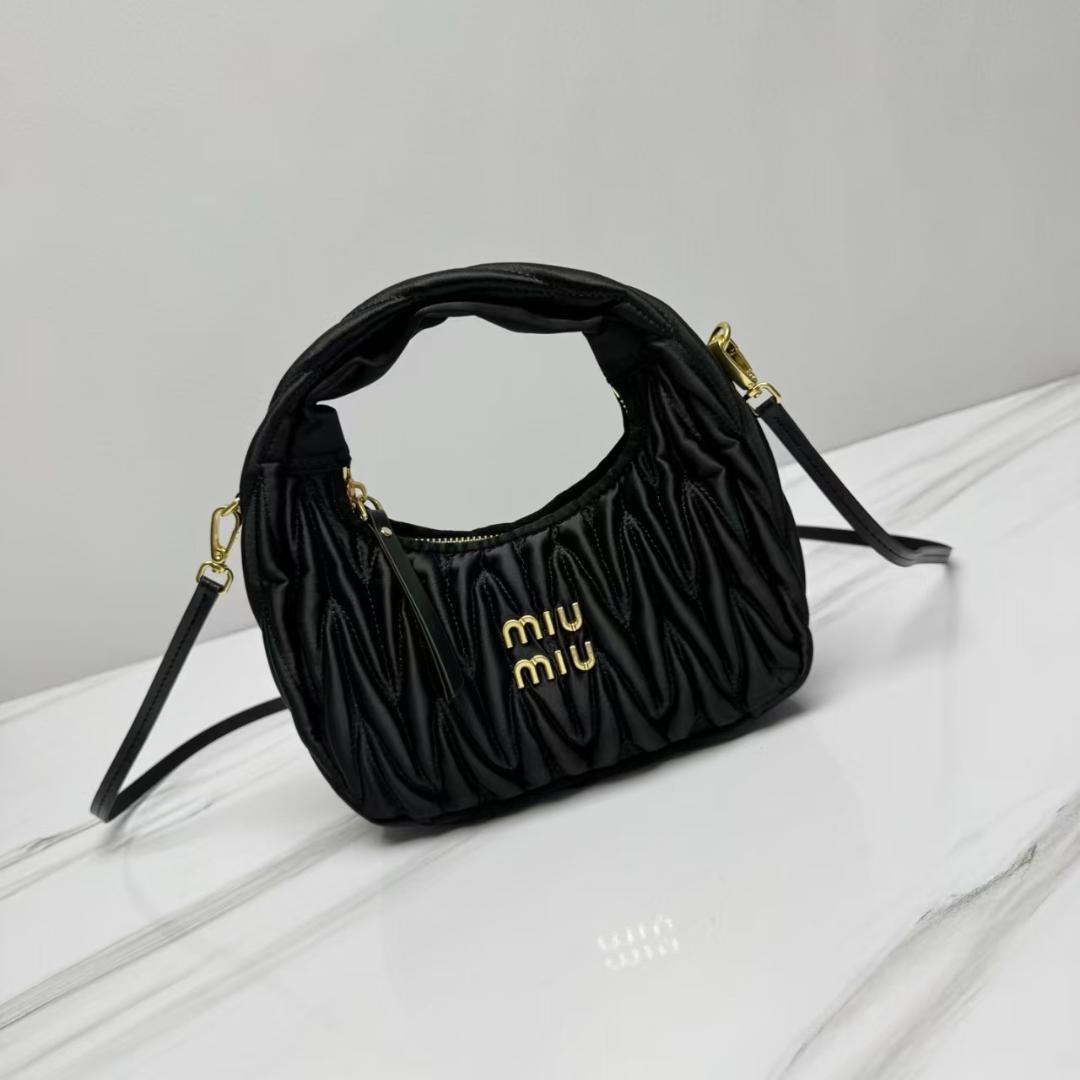 miu miu 黒 キルティングハンドバッグ miu ミュウミュウ MIUMIU パテッド トートバッグ ハンドバッグ