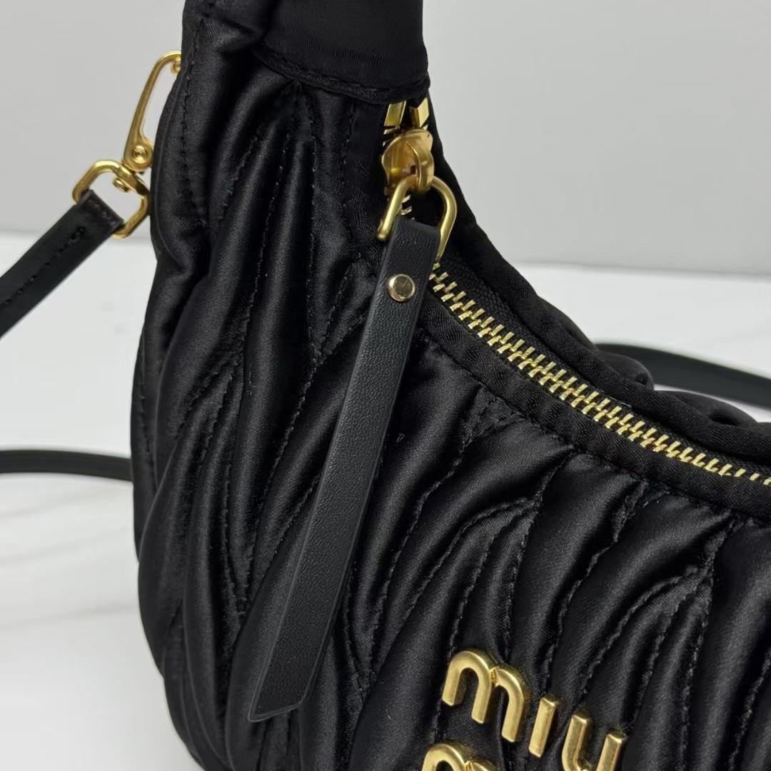 miu miu 黒 キルティング ハンドバッグ miu ミュウミュウ MIUMIU パテッド トートバッグ ハンドバッグ