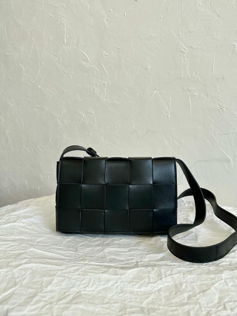 【BOTTEGA VENETA】☆カセット ショルダーバッグ BLACK