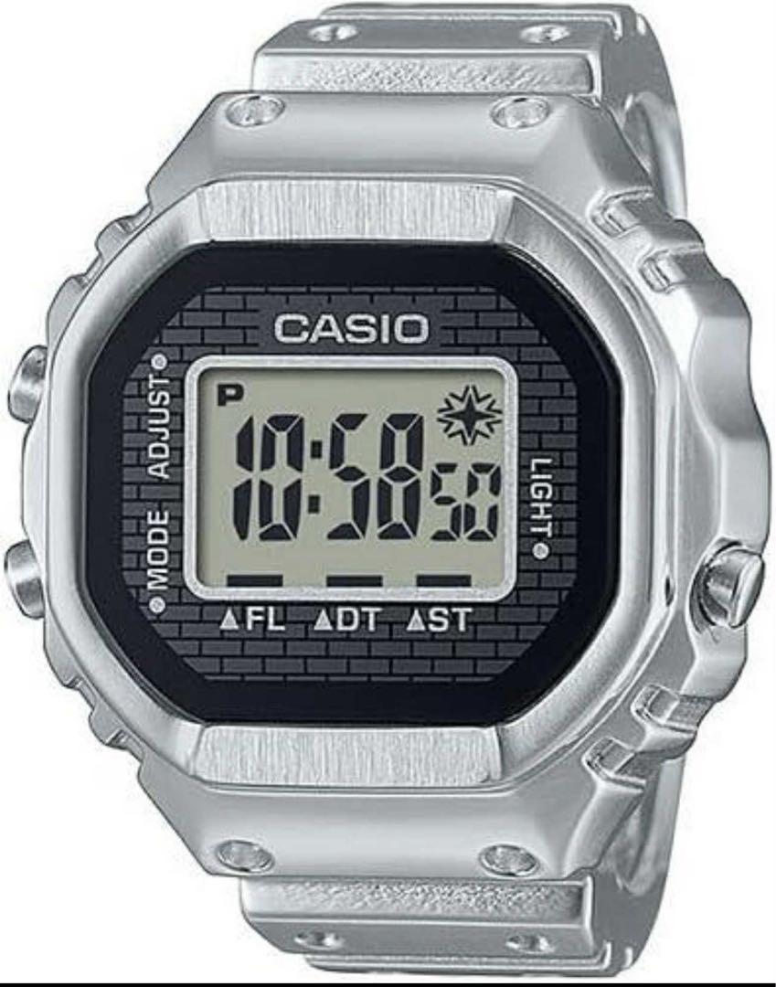 CASIOのデジタル腕時計、モデルCRW-001-1JR、ブラック。