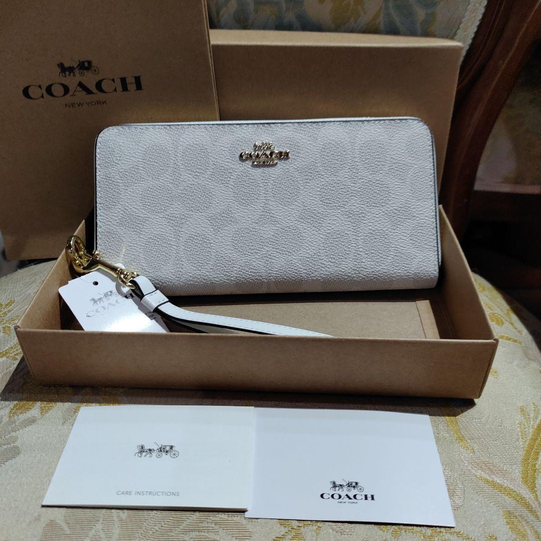COACH アウトレットホワイトレザー 長財布 ストラップ付き