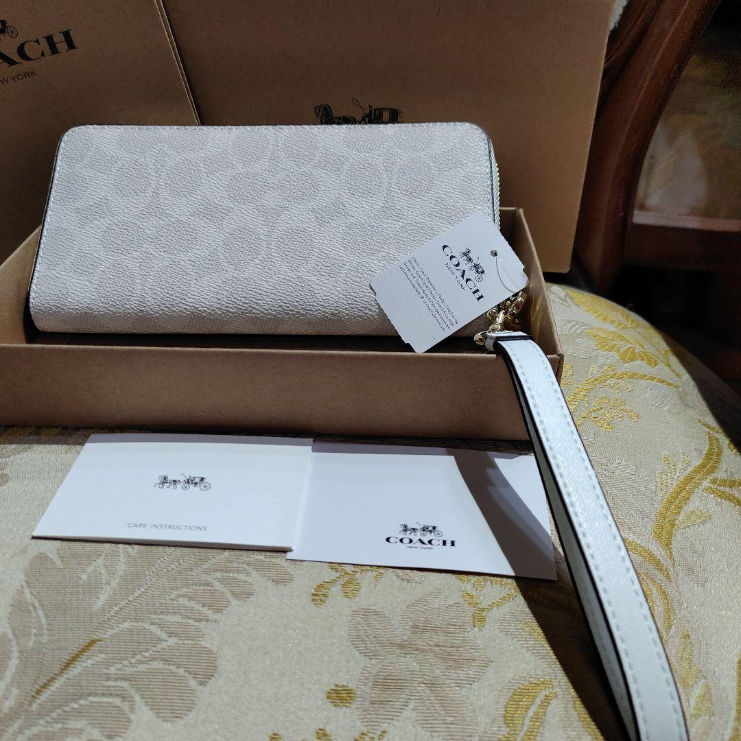COACH アウトレットホワイトレザー 長財布 ストラップ付き