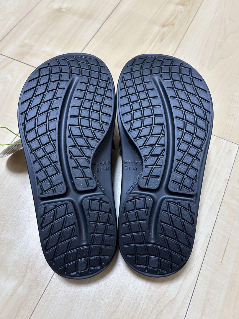 靴 OOFOS