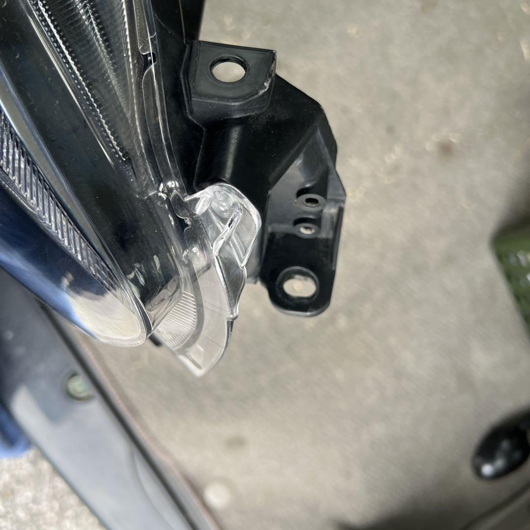 TOYOTAシエンタ右ヘッドランプ